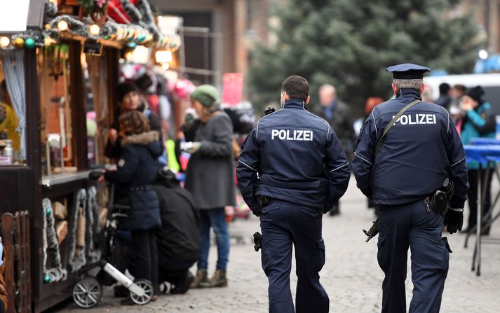 Lögreglumenn á vakt á jólamarkaðnum á Breidscheid-torgi í Berlín þar sem tólf manns létu lífið og tugir særðust þann 19. desember.