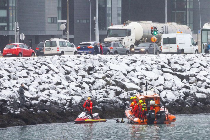 Leitað var að manninum eftir að mannlaus bátur strandaði við Engey.