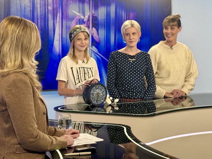 Mæðgurnar Sóley, Fríða María og Freyja voru ansi lukkulegar með tónleikana, hvern skal undra. Sóley með glæsilega sérhannaða tösku í Laufeyjarþema og kórónuna sem hún fékk í gjöf frá söngkonunni.