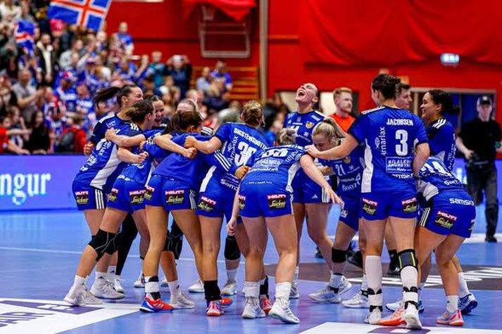 Íslensku stelpurnar fögnuðu vel og innilega í leikslok.
