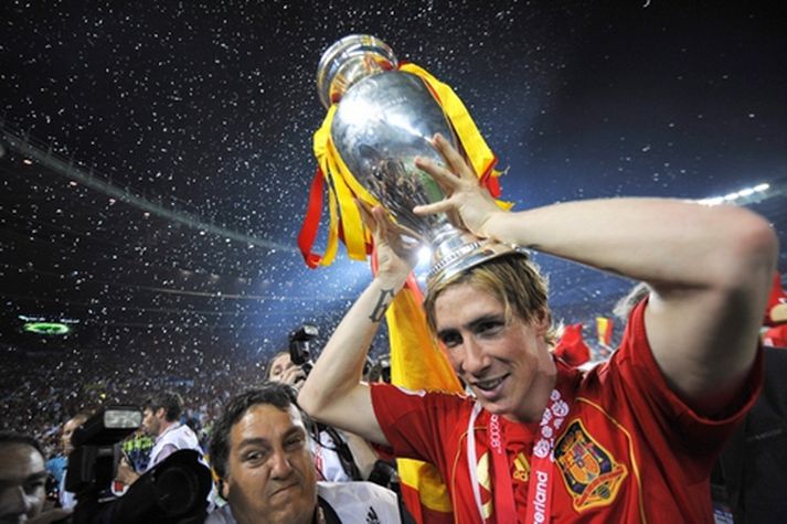 Fernando Torres með bikarinn góða í kvöld.