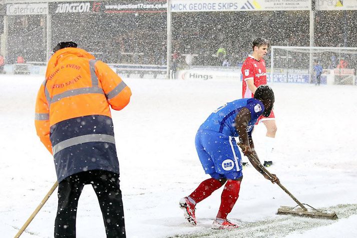 Leikmaður Peterborough United með sópinn.