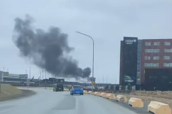 Vísi barst ábending um stærðarinnar reykský við Keflavíkurflugvöll. Þetta reyndist vera æfing.