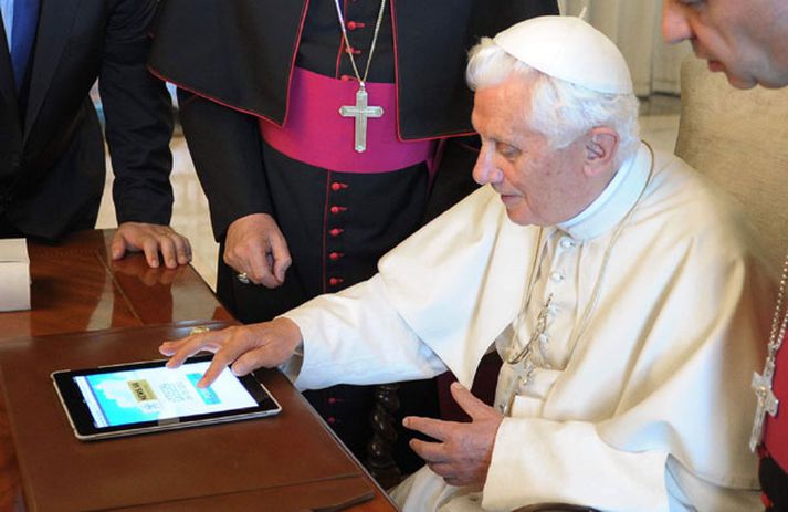 Benedikt XVI páfi þekkir iPad spjaldtölvuna vel.