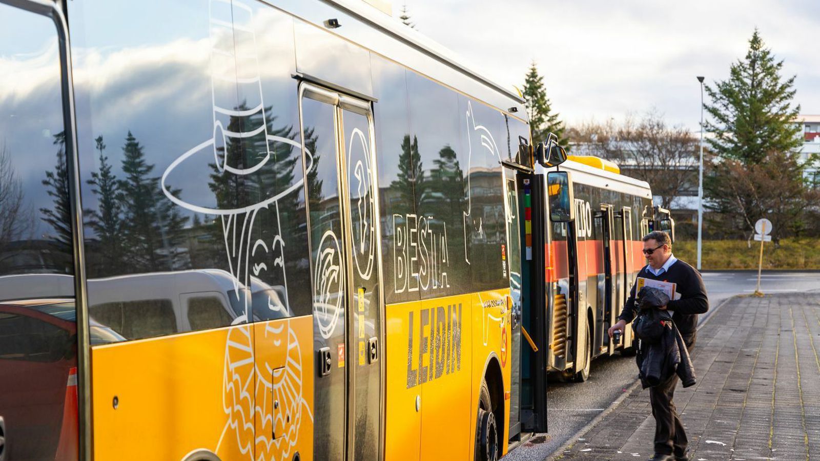 Gjald­skrá Strætó hækkuð á ný
