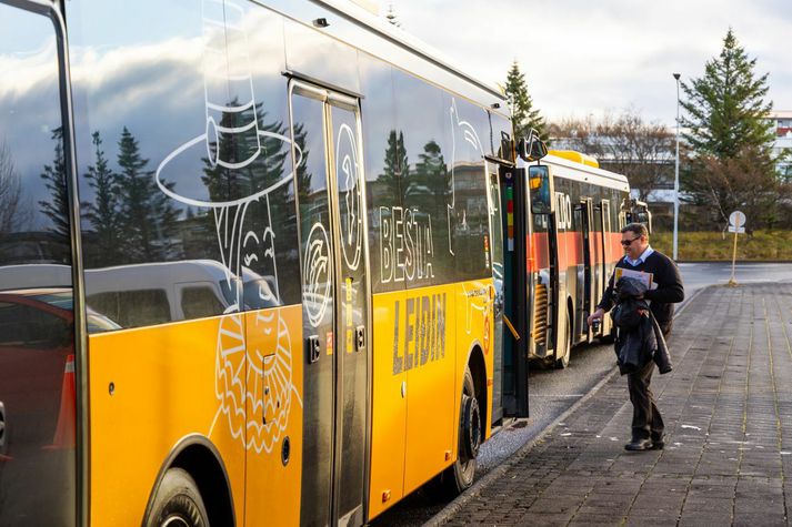 Farþegum verður hleypt upp í vagna. 