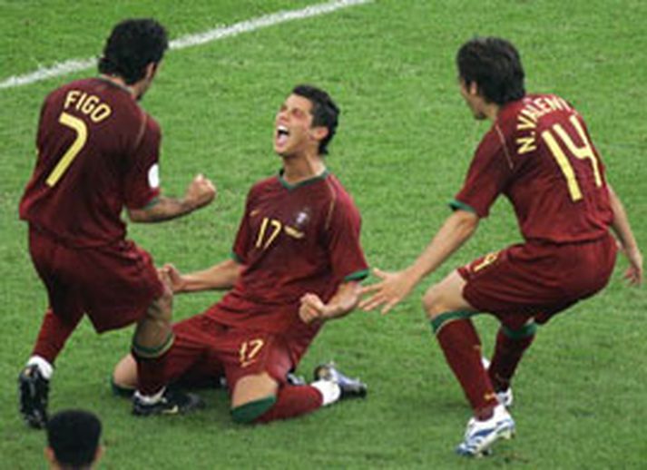 Ronaldo fagnar marki sínu í leknum, Luis Figo and Nuno Valente fagna með félaga sínum