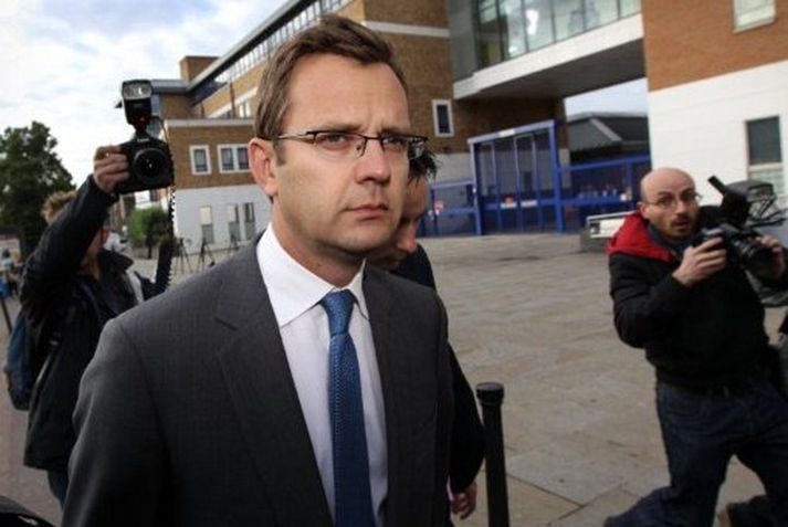 Andy Coulson, fyrrverandi ritstjóri News of the World, hefur stefnt útgáfufélaginu.