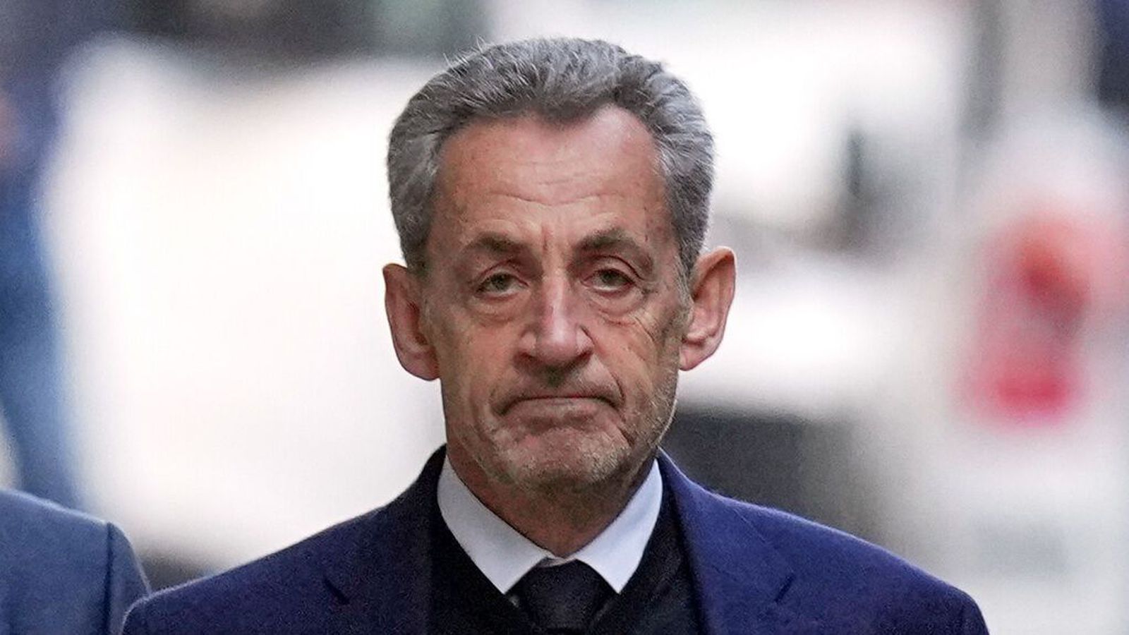 Sarkozy laus úr fangelsi