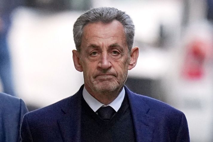 Nicolas Sarkozy, fyrrverandi Frakklandsforseti, sést hér yfirgefa heimili sitt þann 21. október til að hefja fangelsisdóm sinn í La Santé-fangelsinu í París.