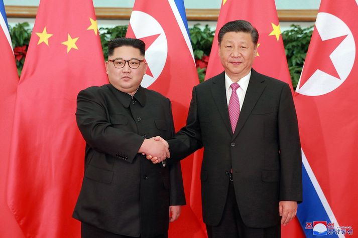 Norður-Kórea er sögð ekki treysta bóluefnum frá Kína, ríkið vilji mun frekar rússnesk bóluefni. Hér má sjá Kim Jong Un og Xi Jinping, leiðtogaa Norður-Kóreu og Kína, árið 2018.