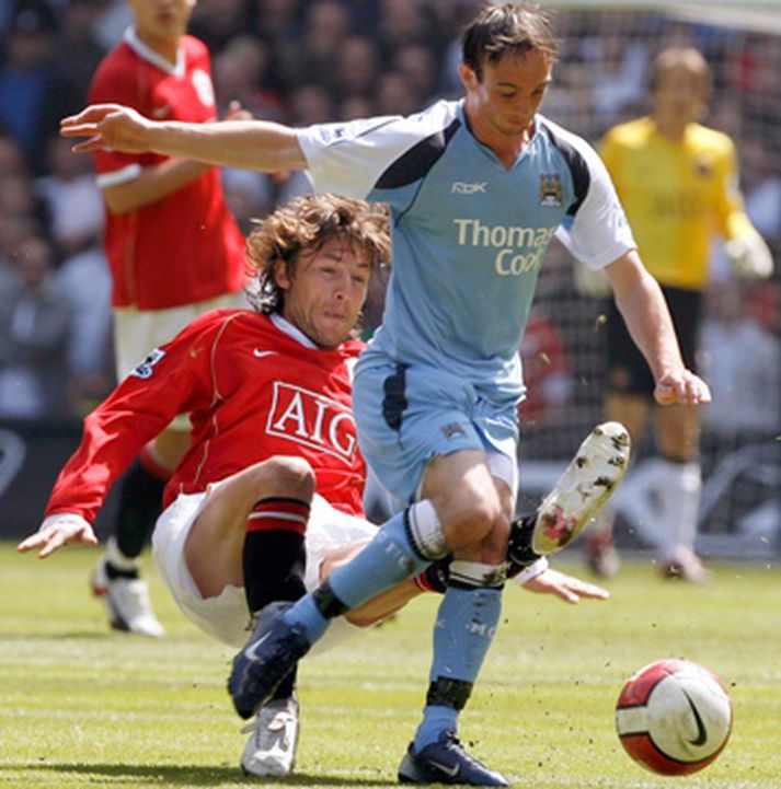 Gabriel Heinze, sem hér sést kljást við Stephen Ireland, leikmann Manchester City, er víst á leiðinni frá Manchester United ef marka má slúðrið í dag.