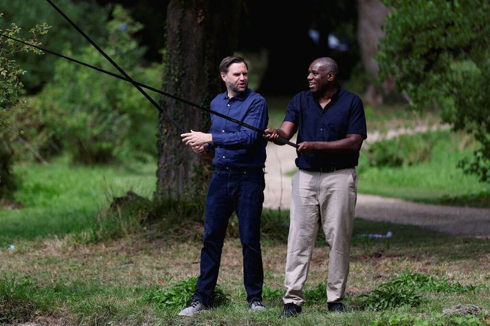 David Lammy (t.h.) og J.D. Vance (t.v.) hafa náð vel saman þrátt fyrir ólíkar stjórnmálaskoðanir. Lammy notaði samband þeirra til þess að gera Vance ljóst að hann fiskaði í gruggugu vatni með ummælum sínum um dráp á breskum unglingi.