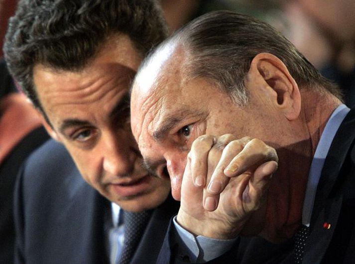 Sarkozy og Chirac. Frakklandsforseti gefur innanríkisráðherranum Nicolas Sarkozy eyra á fundi í París í gær.
