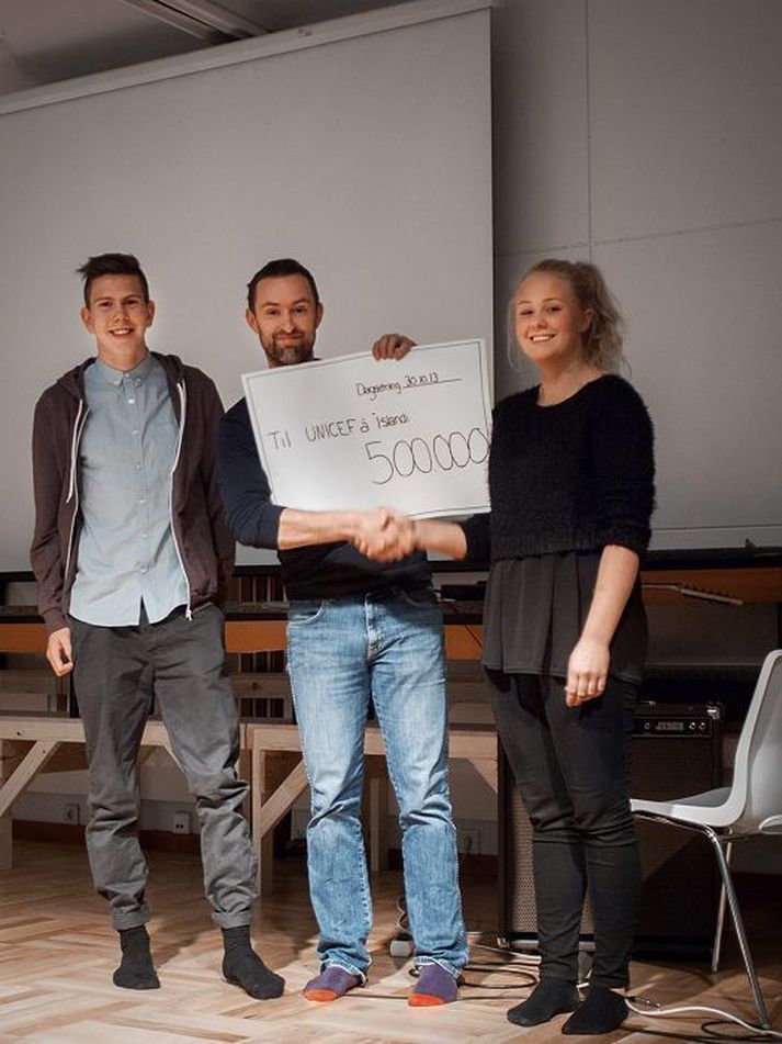 Fulltrúar Nemendafélags Fsu afhenda Flóka Guðmundssyni, fulltrúa Unicef, ávísun.