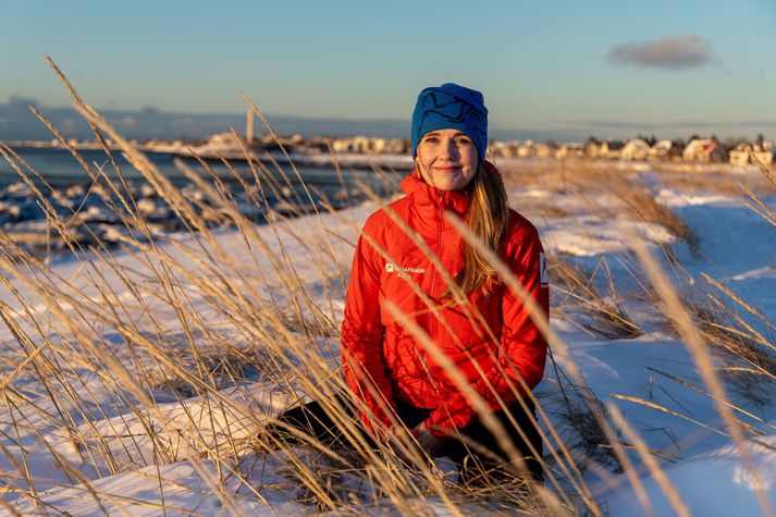 Kolbrún Björnsdóttir leiðsögumaður segist nánast skammast sín fyrir hvað henni finnst gaman í vinnunni. Svo gaman reyndar að stundum líði henni eins og hún sé að svindla í lífinu. Botninum var náð hjá henni þegar hún var fertug og í svo slæmu formi að eigin sögn, að hún varð móð af því einu að syngja barnavísur.