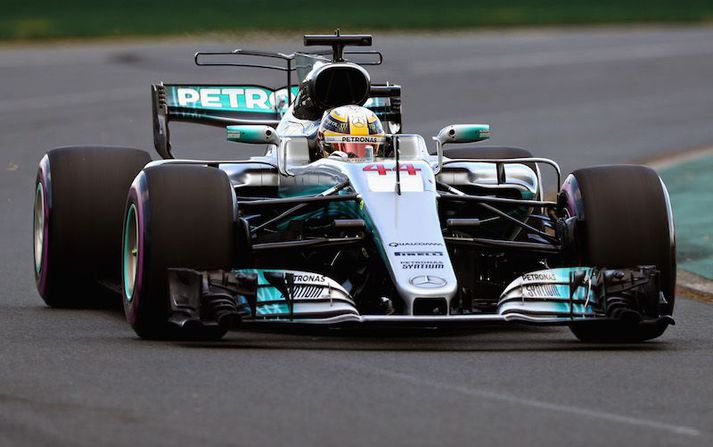 Lewis Hamilton var fljótastur í dag á nýju brautarmeti á Albert Park.