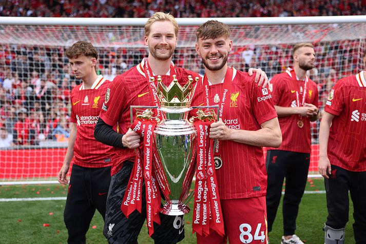 Caoimhin Kelleher og Conor Bradley með Englandsmeistarabikarinn.