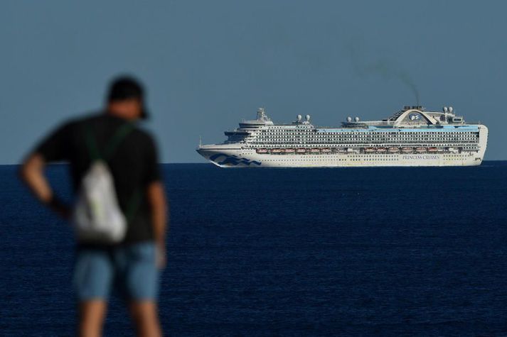 Ruby Princess undan ströndum Sydney. Um 200 áhafnarmeðlimir eru um borð og eru þeir allir með COVID-19.