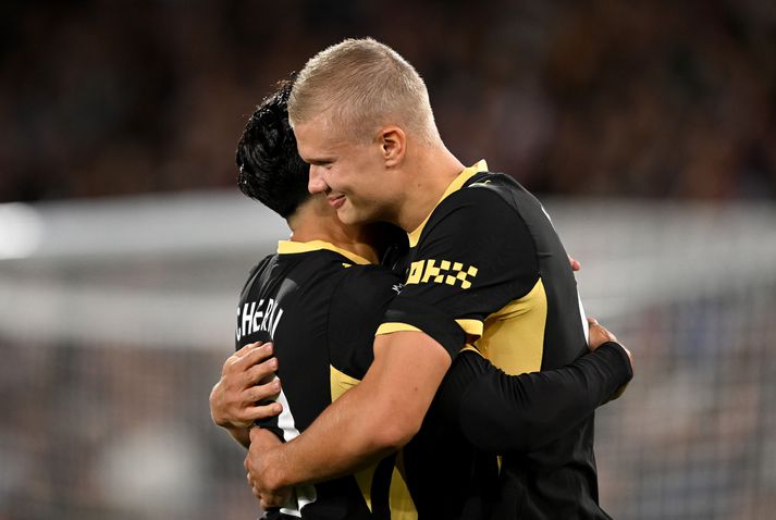 Erling Haaland faðmar Rayan Cherki. Þeir skoruðu báðir tvö mörk gegn Crystal Palace.