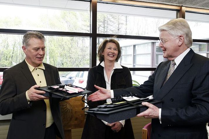 Íslensk nýjung Ólafur Ragnar Grímsson forseti fékk að gjöf eintak úr hinni nýju vörulínu Múlalundar og Nematorgs.
Fréttablaðið/Stefán.