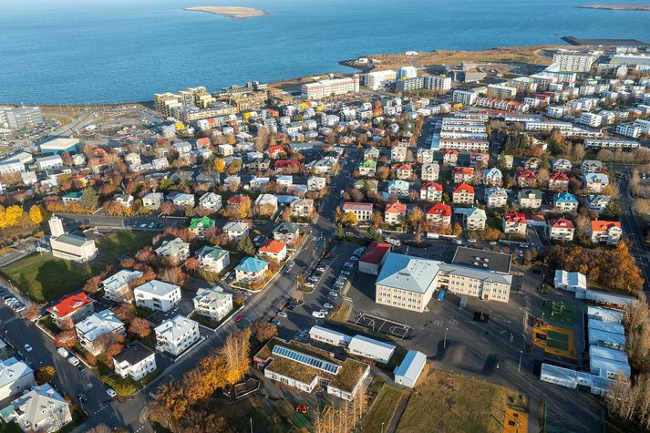 Húsnæðisáætlanir sveitarfélaganna áætla að þörf sé fyrir um 4.700 íbúðir á ári næstu fimm árin. Talið er að fullbúnar íbúðir verði um 3.020 í lok árs. Myndin er loftmynd af Reykjavík.