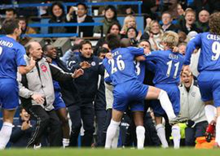 Leikmenn Chelsea fögnuðu eins og titillinn væri í höfn eftir mark Gallas í dag. Meira að segja Jose Mourinho hoppaði hæð sína af gleði.