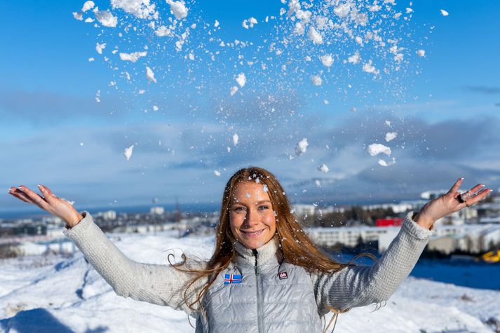 Hólmfríður Dóra Friðgeirsdóttir afrekskona á skíðum segir atvinnumennskuna í útlöndum ekkert ósvipaða því að reka fyrirtæki. Æfingar, þjálfun og margir hattar á höfði fylgir starfsframanum og hálfgerður ferðalífstíll.