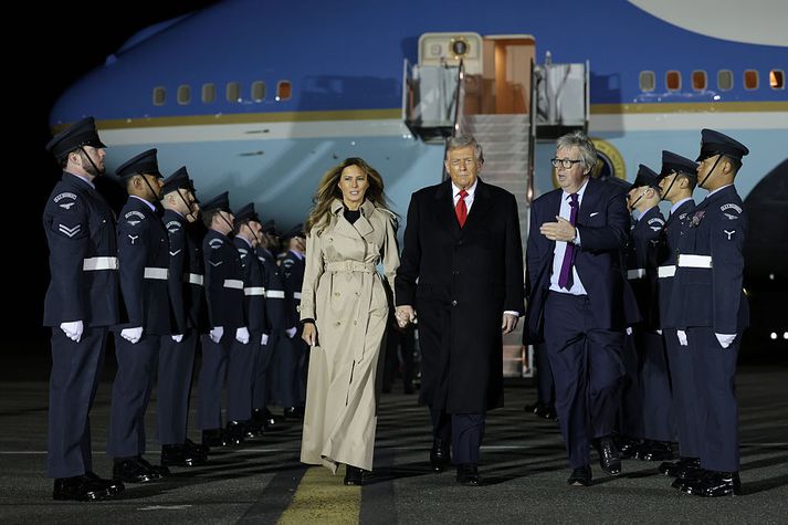 Þetta er önnur opinber heimsókn Trump til Bretlands þar sem hann fær konunglegar móttökur en Elísabet II tók á móti honum árið 2019.