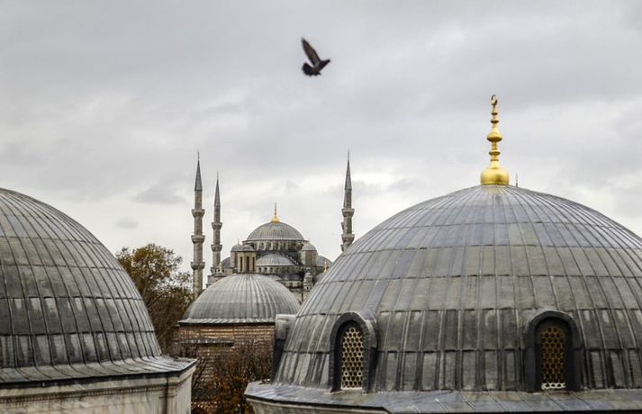 Sporvagns- og neðanjarðarlestarkerfið í Istanbul liggur niðri, auk þess að heilu hverfin eru án rafmagns.