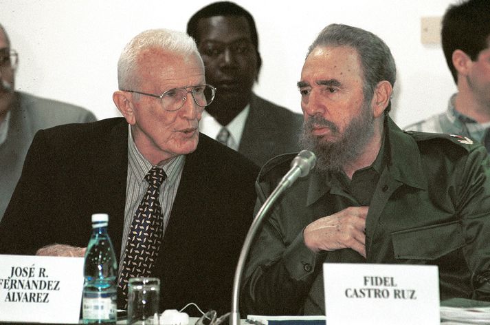 Fernández (t.v.) með Fidel Castro árið 2001.