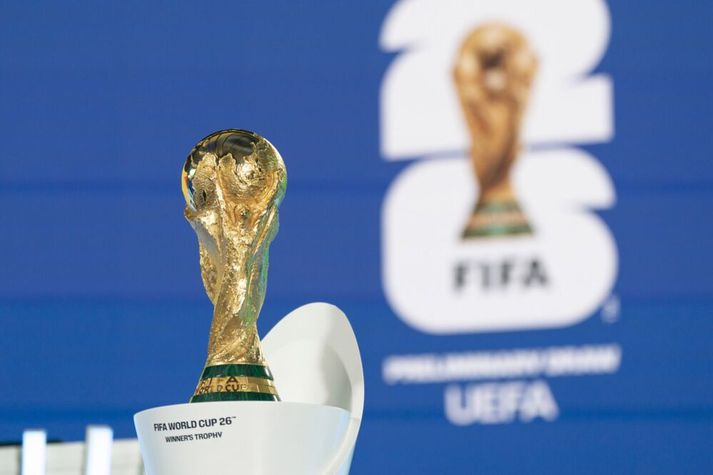 Heimsmeistarabikarinn sem sigurvegarinn á fær í sinn hlut. FIFA malar gull en spilling hefur grasserað á meðal æðstu stjórnenda þar um árabil.