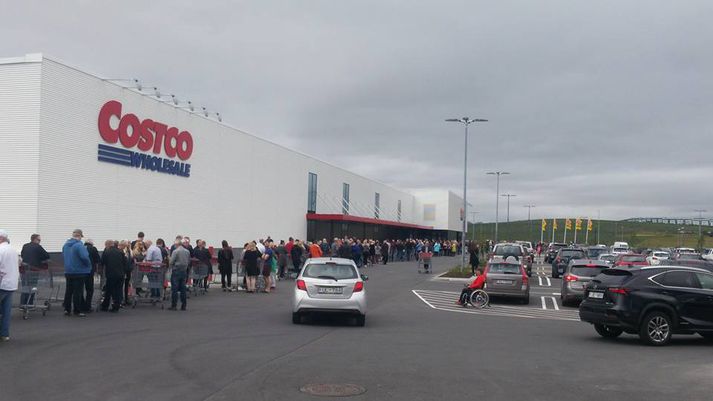 Landsmenn hafa tekið Costco opnum örmum, þangað liggur stanslaus straumur verslunarglaðra Íslendinga. Svona var staðan rétt fyrir opnun, klukkan 10 í morgun.