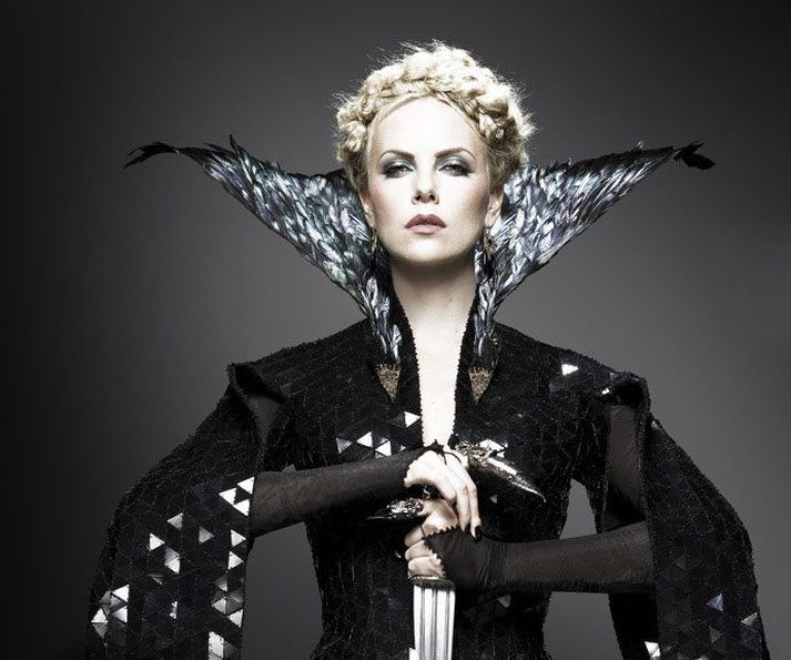 Charlize Theron er ógnvekjandi í hlutverki sínu sem vonda stjúpan og Kristen Stewart ætlar að láta hart mæta hörðu sem Mjallhvít í Snow White and the Huntsman. Það svífur hins vegar ögn meiri gleði og litadýrð yfir Juliu Roberts í hlutverki vondu stjúpunnar og Lily Collins í hlutverki Mjallhvítar í kvikmyndinni Mirror Mirror. Báðar myndirnar verða frumsýndar á þessu ári.