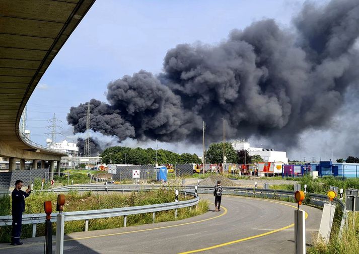 Svartur reykur færðist yfir iðnaðarsvæðið in Leverkusen.