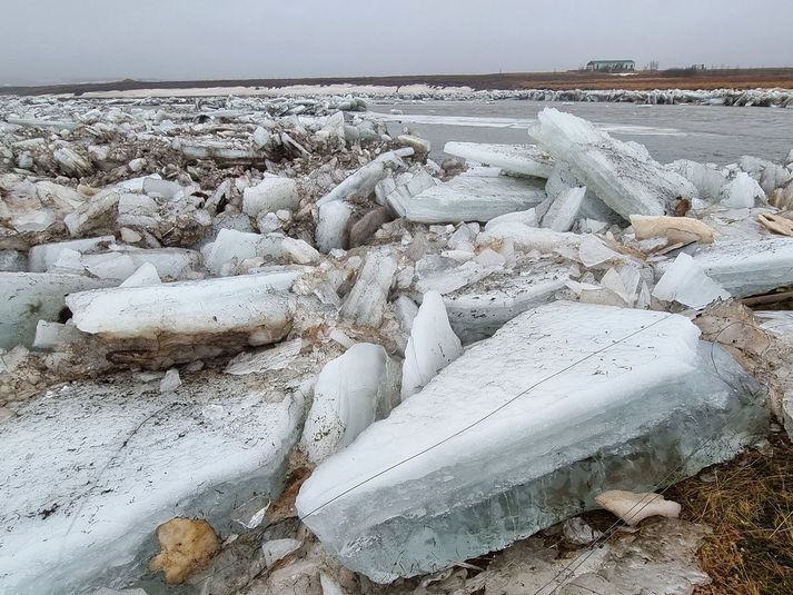 Straumfjarðará á Snæfellsnesi í leysingum.