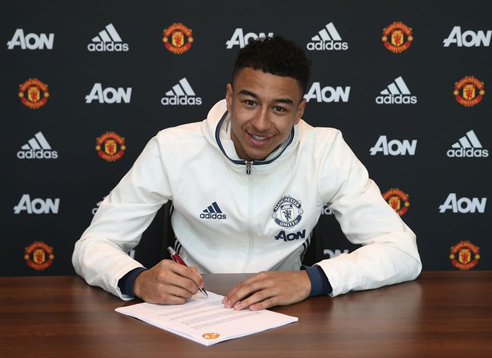 Lingard skrifar undir nýja samninginn.