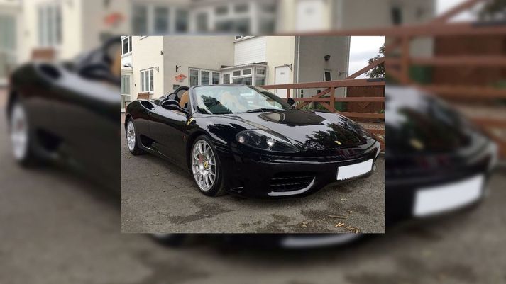 Ferrari 360 Spider í eigu David Beckham verður seldur á uppboði á morgun. Nóg verður samt eftir af góðum bílum í bílskúrnum hjá knattspyrnugoðinu.