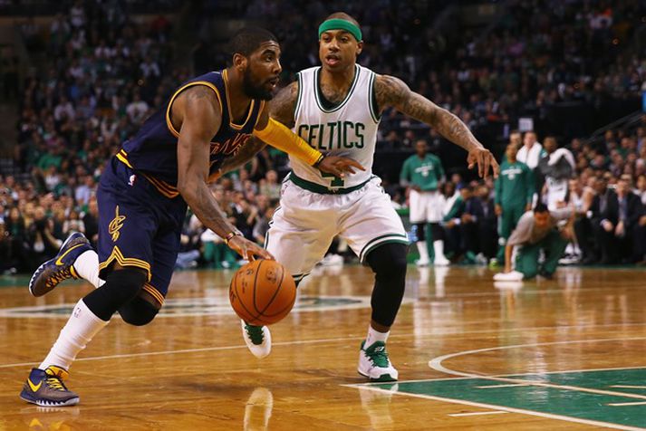 Kyrie Irving og Isiah Thomas í leik Cleveland og Boston á síðasta tímabili.