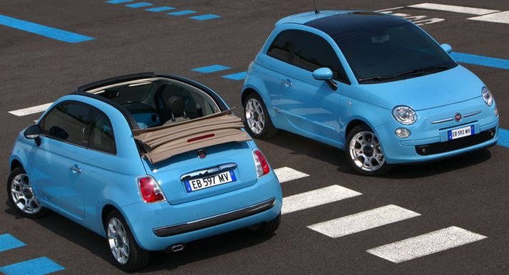 Fiat 500 má bæði fá með hörðu þaki og niðurdraganlegu tauþaki. Hvorutveggja hrikaleg sætir.