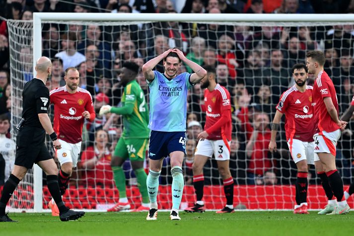 Declan Rice hjá Arsenal svekkir sig eftir að færi fór forgörðum hjá Arsenal mönnum í leik Manchester United og Arsenal á Old Trafford í mars. Liðin mætast á sama stað í fyrstu umferðinni í haust.