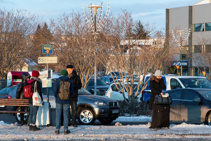 Hlýnandi, hiti 1 til 7 stig í fyrramálið. Það dregur úr úrkomu eftir hádegi á morgun, en annað kvöld snýst í vaxandi norðlæga átt með snjókomu á köflum og ört kólnandi veðri.