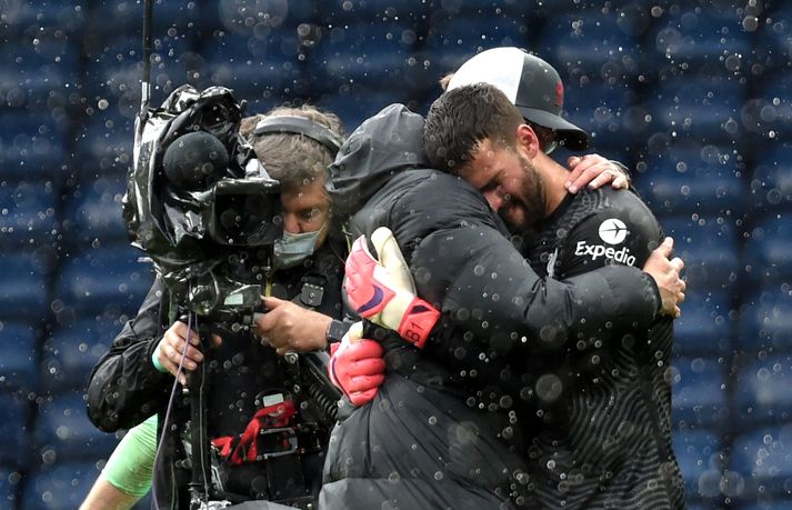 Alisson faðmar Jurgen Klopp, þjálfara sinn, í leikslok.