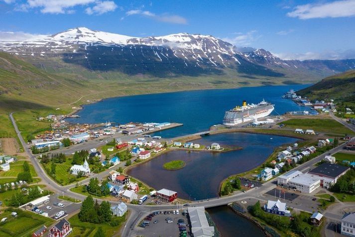 Seyðisfjörður. El Grillo er 10 þúsund lesta breskt olíubirgðaskip sem var sökkt árið 1944 í árás þýskra flugvéla.