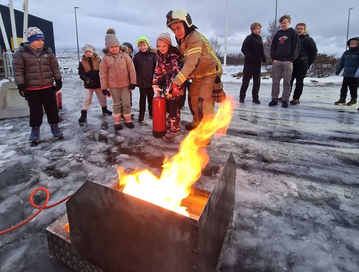Árlegt eldvarnaátak Landssambands slökkviliðs- og sjúkraflutningamanna hófst á fimmtudag í síðustu viku með heimsókn Slökkviliðs Akraness og Hvalfjarðarsveitar í Heiðarskóla í Hvalfjarðarsveit. Krakkarnir í 3. bekk fengu m.a. tækifæri til að prófa að slökkva eld.