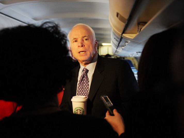 John McCain svarar spurningum fréttamanna í flugi frá St. Louis til Chicago í gær.