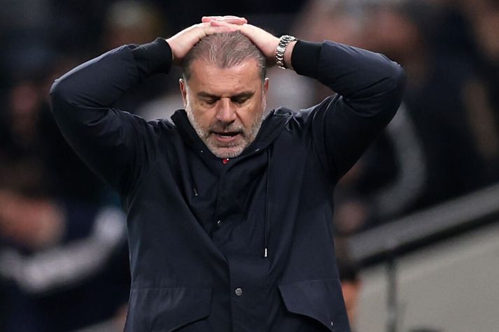 Ange Postecoglou, knattspyrnustjóri Tottenham, svekkir sig yfir klúðri hans manna í kvöld.