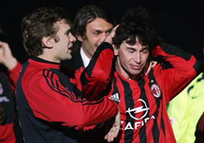 Albertini var mjög hrærður yfir móttökunum sem hann fékk á San Siro í gær og hér má sjá þá Andriy Shevchenko og Paolo Maldini standa við hlið hans