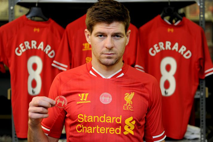 Steven Gerrard með Hillsborough-merkismiðann.