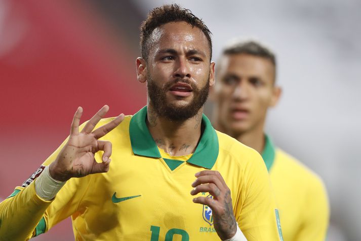 Neymar sýnir hversu mörg mörk hann skoraði gegn Perú.